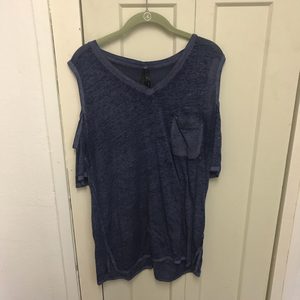 V-neck T-shirt with shoulder cutouts Size XL